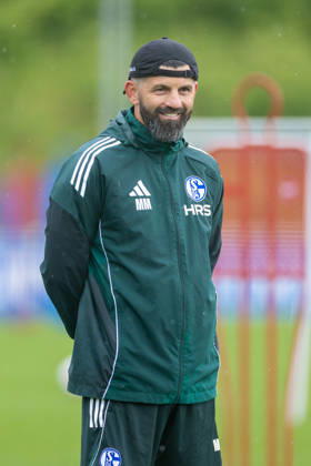 14.05.2026, Fussball, Training des FC Schalke 04. Trainer Miron Muslic (FC Schalke 04) lacht. Gelsenkirchen Trainingsgelände FC Schalke 04 NRW Deutschland xRHR-FOTO YYx Copyright: RHR-FOTOx RHR-FOTO YY