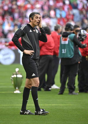 Emotion Traenen Schiedsrichter Referee Deniz Aytekin weint vor seinem letzten Bundesligaspiel Verabschiedung FC Bayern Muenchen FCB vs 1. FC Koeln 16.05.2026 DFL REGULATIONS PROHIBIT ANY USE OF PHOTOGRAPHS AS IMAGE SEQUENCES AND OR QUASI-VIDEO FC Bayern Muenchen FCB vs 1. FC Koeln