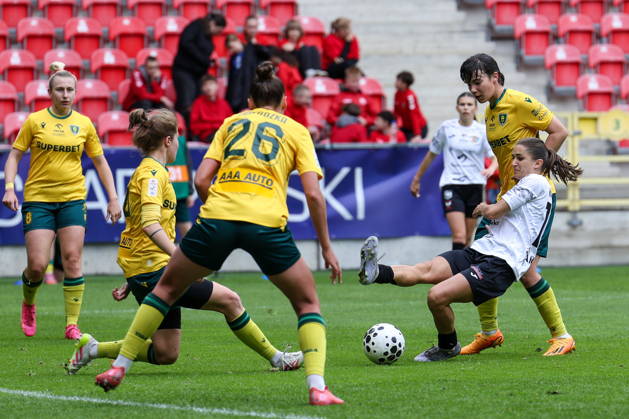 Tychy 16.05.2026. Pilka nozna ORLEN Puchar Polski kobiet sezon 2025 2026 final mecz: KKS Czarni Antrans Sosnowiec - GKS Katowice --- Football ORLEN Polish Cup season 2025 2026 final game match: KKS Czarni Antrans Sosnowiec - GKS Katowice nz Weronika Wojcik, Marcjanna Zawadzka, Fot. Michal Gaciarz Arena Akcji NEWSPIX.PL --- newspix.pl
