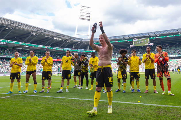 16.05.2026, 34. Spieltag in der 1. Fussball Bundesliga, SV Werder Bremen - Borussia Dortmund. Julian Brandt (Borussia Dortmund) bedankt und verabschiedet sich bei den Fans. Bremen Weserstadion Bremen Deutschland xRHR-FOTO DEx Copyright: DennisxEwert RHR-FOTOx RHR-FOTO DE