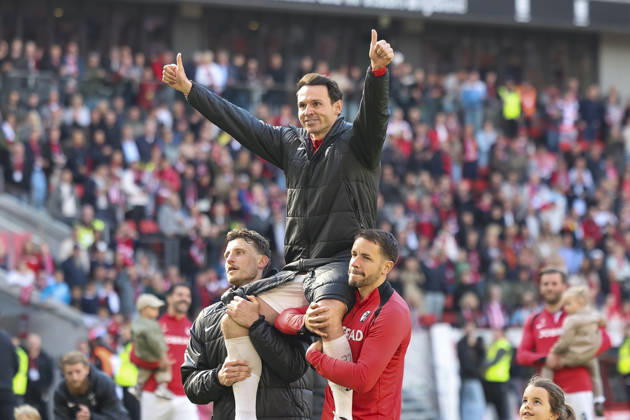 Maximilian Eggestein (SC Freiburg, 08), Nicolas Höfler, Hofler (SC Freiburg, 27) und Christian Günter, Gunter (SC Freiburg, 30) nach dem Spiel , Deutschland, Fussball, 1. Bundesliga, 34.Spieltag, 2025 2026, SC Freiburg vs. RB Leipzig, 16.05.2026, Freiburg im Breisgau Europa-Park Stadion Baden-Württemberg Deutschland Copyright: xGrantxHubbsx