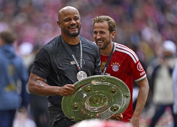 16.05.2026, Fussball Bundesliga 2025 2026, 34.Spieltag, FC Bayern München - 1.FC Köln, in der Allianz-Arena München, v.l. Trainer Vincent Kompany (FC Bayern München) und Harry Kane (FC Bayern München) feiern mit Meisterschale