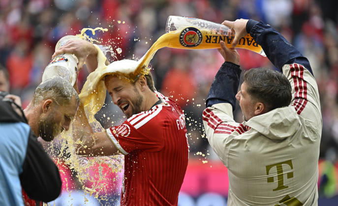 Meisterfeier, FC Bayern Muenchen feiert den 35. Meisterschaftstitel Schale Meisterschale Bierdusche, Weissbierdusche, Bier, Harry Kane FC Bayern Muenchen FCB (09) fuer Konrad Laimer FC Bayern Muenchen FCB (27) FC Bayern Muenchen FCB vs 1. FC Koeln 16.05.2026 DFL REGULATIONS PROHIBIT ANY USE OF PHOTOGRAPHS AS IMAGE SEQUENCES AND OR QUASI-VIDEO FC Bayern Muenchen FCB vs 1. FC Koeln