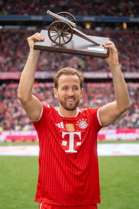 Harry Kane (FC Bayern Muenchen, 09) mit Torjaegerkanone, Torjubel, Jubel, Freude, Emotionen, Geste,, GER, FC Bayern Muenchen vs. 1. FC Koeln, Fussball, 1. Bundesliga, 34. Spieltag, Spielzeit 2025 2026, 16.05.2026, DFL REGULATIONS PROHIBIT ANY USE OF PHOTOGRAPHS AS IMAGE SEQUENCES AND OR QUASI-VIDEO, GER, FC Bayern Muenchen vs. 1. FC Koeln, Fussball, 1. Bundesliga, 34. Spieltag, Spielzeit 2025 2026, 16.05.2026, Muenchen Copyright: xEibner-Pressefoto EdwardxCheungx EP_ECG