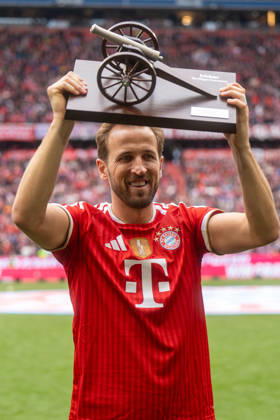 Harry Kane (FC Bayern Muenchen, 09) mit Torjaegerkanone, Torjubel, Jubel, Freude, Emotionen, Geste,, GER, FC Bayern Muenchen vs. 1. FC Koeln, Fussball, 1. Bundesliga, 34. Spieltag, Spielzeit 2025 2026, 16.05.2026, DFL REGULATIONS PROHIBIT ANY USE OF PHOTOGRAPHS AS IMAGE SEQUENCES AND OR QUASI-VIDEO, GER, FC Bayern Muenchen vs. 1. FC Koeln, Fussball, 1. Bundesliga, 34. Spieltag, Spielzeit 2025 2026, 16.05.2026, Muenchen Copyright: xEibner-Pressefoto EdwardxCheungx EP_ECG
