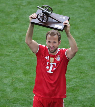 15.05.2026, 1. Bundesliga, 34.Spieltag, FC Bayern vs 1.FC Koeln, Allianz Arena Muenchen, Fussball, im Bild: Harry Kane (FC Bayern Muenchen) mit der Torjaegerkanone