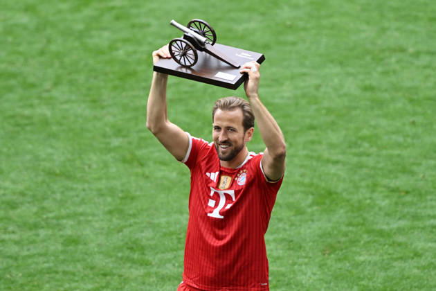 HARRY KANE with the trophy Torjagerkanone, Bayern Munchen, Bundesliga 2025-26, Bayern Munchen-FC Koln 5-1, azione, action, single shot, con la coppa di miglior marcatore Cannone del Capocannoniere, esultanza, jubel, joy, celebration BUNDESLIGA 2025-26 BAYERN MONACO-FC COLONIA 5-1