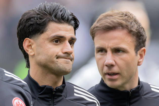 Eintracht Frankfurt - VfB Stuttgart, 1. FBL Mario Götze (Eintracht Frankfurt, 27) spricht zu dem enttäuschten Mahmoud Dahoud (Eintracht Frankfurt, 18). Bundesligaspiel zwischen Eintracht Frankfurt und dem VfB Stuttgart am 16. Mai 2026 im Deutsche Bank Park in Frankfurt am Main., Frankfurt am Main Hessen Deutschland Deutsche Bank Park