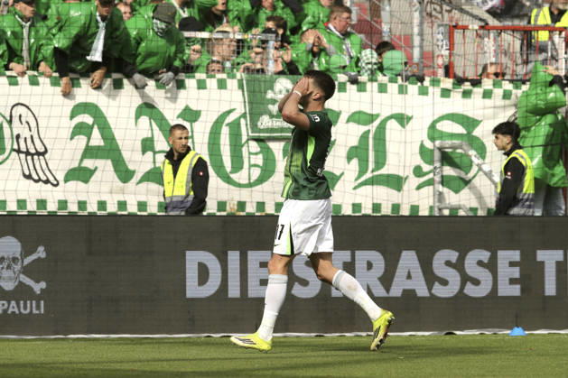 Foto : Enttäuschung bei Dzenan Pejcinovic (Wolfsburg) er verpasste hier gegen Hauke WAHL (Pauli) , die grosse Chance zur 1-2 Führung Fussball 1. Bundesliga , 34. Spieltag am Sa. 16.05.2026 FC St. Pauli - VfL Wolfsburg