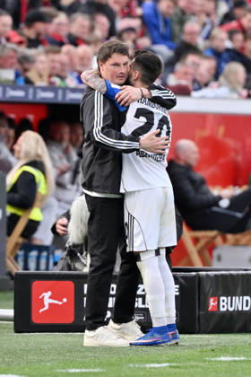 Trainer Merlin Polzin (Hamburger SV) wechselt Fabio Vieira (Hamburger SV) aus 16.05.2026, Fussball 1. Bundesliga, Saison 2025 2026, 34. Spieltag, Bayer 04 Leverkusen - Hamburger SV 1:1 DFL regulations prohibit any use of photographs as image sequences and or quasi-video Leverkusen BayArena Nordrhein Westfalen Deutschland