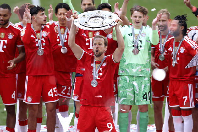 KANE Harry Team FC Bayern Muenchen bei der Siegerehrung mit der Meisterschale und der Mannschaft DFL Fussball Bundesliga Saison 2025 - 2026 Meisterfeier Deutscher Meister FC Bayern Muenchen Spiel FC Bayern Muenchen - 1.FC Koeln 5 : 1 am 16.05.2026 in Muenchen DFL REGULATIONS PROHIBIT ANY USE OF PHOTOGRAPHS as IMAGE SEQUENCES and or QUASI-VIDEO Copyright: xLacixPerenyix