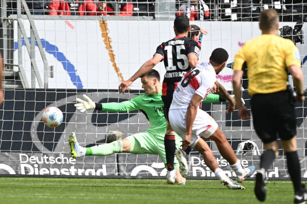 Nikolas NARTEY (S) erzielt das Tor zum 0-2, gegen Torwart Michael ZETTERER (F) Fussball 1. Bundesliga Saison 2025 2026, 34.Spieltag, Spieltag34, matchday34, Eintracht Frankfurt (F) - VfB Stuttgart (S) am 16.05.2026 Deutsche Bank Park Frankfurt. DFL regulations prohibit any use of photographs as image sequences and or quasi-video Â