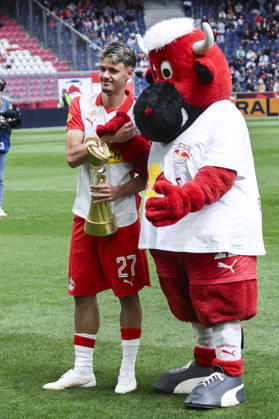 SOCCER - BL, RBS vs Hartberg SALZBURG,AUSTRIA,17.MAY.26 - SOCCER - ADMIRAL Bundesliga, championship group, Red Bull Salzburg vs TSV Hartberg. Image shows Kerim Alajbegovic (RBS) with the trophy.  GEPAxpictures xDavidxGeieregger