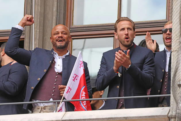 v.l. Trainer Vincent Kompany, 9 Harry Kane, 27 Konrad Laimer, Portraet, Portrait, Marienplatz, 35. Meistertitel, Meisterfeier, Rathausbalkon, Rathaus, Meisterschale, wird präsentiert, Oberbürgermeister Dominik Krause, Fussball 1. BL FC Bayern München - 17.05.2026 Allianz Arena FOTO: Mladen Lackovic LakoPress