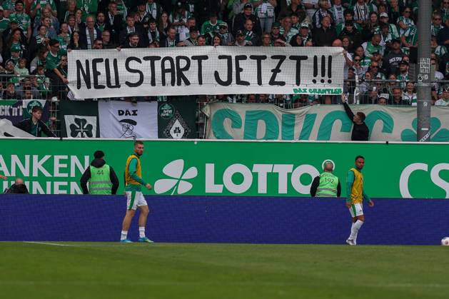Plakat der Fuerther Fans, Plakat fuer Namensaenderung des Vereins, Neustart, SpVgg Greuther Fuerth vs. Fortuna Duesseldorf, Fussball, Maenner, 2. Bundesliga, DFL, Saison 2025 2026, 34. Spieltag, Rueckrunde, 17.05.2026 DFB regulations prohibit any use of photographs as image sequences and or quasi-video Fuerth Bayern Deutschland