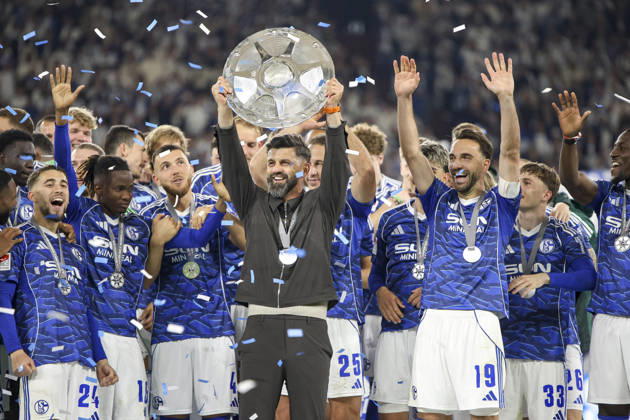 Sport Bilder des Tages 17.05.2026, GER, Fussball, Herren, 2. BL, Saison 2025 2026, FC Schalke 04 - Eintracht Braunschweig Trainer Miron Muslic (S04) wird Meister der 2. Bundesliga und hält die Schale in die Luft Gelsenkirchen VELTINS-Arena Nordrhein-Westfalen Deutschland Copyright: xAdrianxSchlüterx