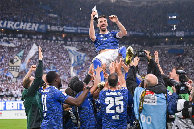 17.05.2026, Fussball, 2. Bundesliga, Saison 2025 2026, 34. Spieltag, FC Schalke 04 - Eintracht Braunschweig, Kenan Karaman (FC Schalke 04) wird Player of the saison und wird mit der Trophäe hochgeworfen, xRHR-FOTO YYx Copyright: KROEGER RHR-FOTOx RHR-FOTO YY