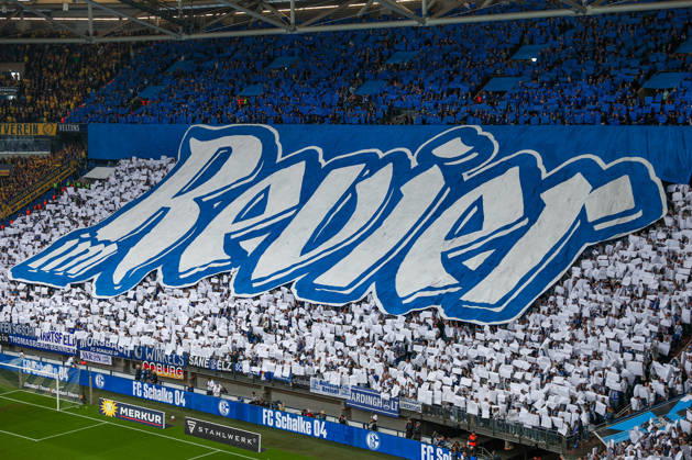 2. Bundesliga - FC Schalke 04 - Eintracht Braunschweig am 17.05.2026 in der Veltins-Arena auf Schalke Die Schalke Fans mit einer ganz Stadion Choreo, Choreographie, Choreografie - Kaiser im Revier, hier ein Detailausschnitt mit der Blockfahne im Revier