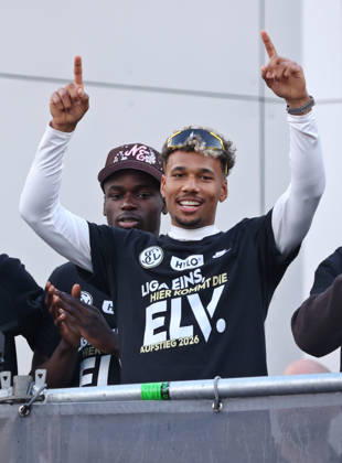 18.05.2026, Fussball, Herren, 2. Bundesliga, Saison 2025 2026, Aufstiegsfeier der SV 07 Elversberg. Die Mannschaft der SV 07 Elversberg feiert auf einem provisorischen Balkon vor dem Rathaus in Spiesen-Elversberg den Aufstieg in die Bundesliga, Bambase Conte (SV 07 Elversberg) Spiesen-Elversberg Rathaus Saarland Deutschland (DEU) Copyright: xFabianxKleerx