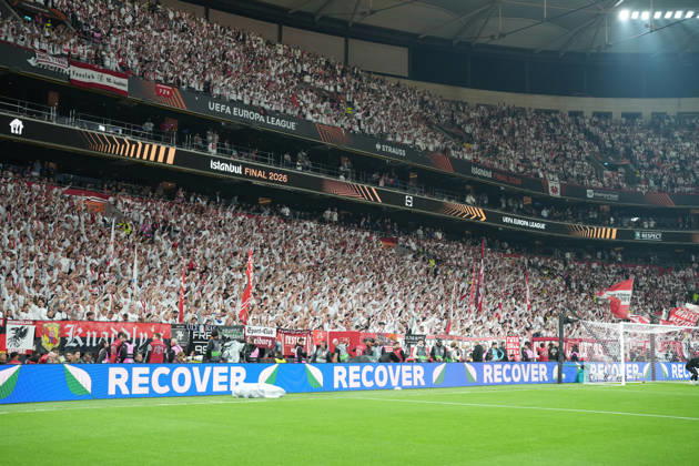 Fans, Ultras in der Kurve, Fankurve unterstützen ihre Mannschaft, Fahnen, Schal, Support, Alle in Weiß , Türkei, Fussball, UEFA Europa League, Finale, 2025 2026, SC Freiburg vs. Aston Villa, 20.05.2026, TüpraÅü Stadium, BeÅüiktaÅü Park, Istanbul Istanbul TüpraÅü Stadium, BeÅüiktaÅü Par Istanbul Türkei Copyright: xArnexAmbergx