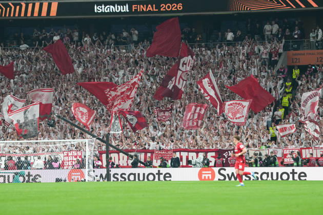 Fans, Ultras in der Kurve, Fankurve unterstützen ihre Mannschaft, Fahnen, Schal, Support, Alle in Weiß , Türkei, Fussball, UEFA Europa League, Finale, 2025 2026, SC Freiburg vs. Aston Villa, 20.05.2026, TüpraÅü Stadium, BeÅüiktaÅü Park, Istanbul Istanbul TüpraÅü Stadium, BeÅüiktaÅü Par Istanbul Türkei Copyright: xArnexAmbergx