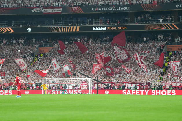 Fans, Ultras in der Kurve, Fankurve unterstützen ihre Mannschaft, Fahnen, Schal, Support, Alle in Weiß , Türkei, Fussball, UEFA Europa League, Finale, 2025 2026, SC Freiburg vs. Aston Villa, 20.05.2026, TüpraÅü Stadium, BeÅüiktaÅü Park, Istanbul Istanbul TüpraÅü Stadium, BeÅüiktaÅü Par Istanbul Türkei Copyright: xArnexAmbergx