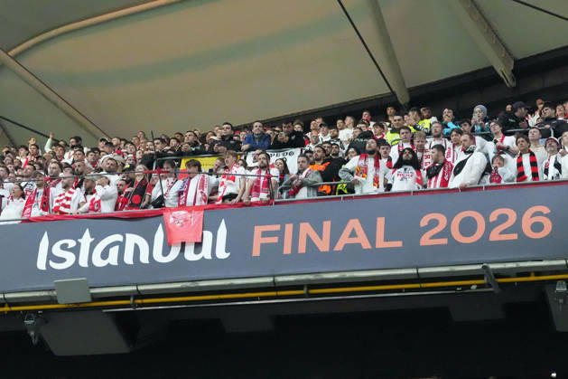 Fans, Ultras in der Kurve, Fankurve unterstützen ihre Mannschaft, Fahnen, Schal, Support, Alle in Weiß , Türkei, Fussball, UEFA Europa League, Finale, 2025 2026, SC Freiburg vs. Aston Villa, 20.05.2026, TüpraÅü Stadium, BeÅüiktaÅü Park, Istanbul Istanbul TüpraÅü Stadium, BeÅüiktaÅü Par Istanbul Türkei Copyright: xArnexAmbergx