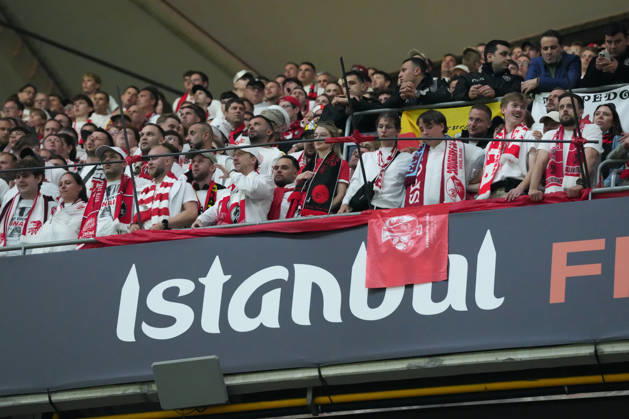 Fans, Ultras in der Kurve, Fankurve unterstützen ihre Mannschaft, Fahnen, Schal, Support, Alle in Weiß , Türkei, Fussball, UEFA Europa League, Finale, 2025 2026, SC Freiburg vs. Aston Villa, 20.05.2026, TüpraÅü Stadium, BeÅüiktaÅü Park, Istanbul Istanbul TüpraÅü Stadium, BeÅüiktaÅü Par Istanbul Türkei Copyright: xArnexAmbergx