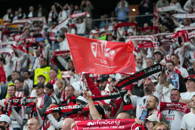 Fans, Ultras in der Kurve, Fankurve unterstützen ihre Mannschaft, Fahnen, Schal, Support, Alle in Weiß , Türkei, Fussball, UEFA Europa League, Finale, 2025 2026, SC Freiburg vs. Aston Villa, 20.05.2026, TüpraÅü Stadium, BeÅüiktaÅü Park, Istanbul Istanbul TüpraÅü Stadium, BeÅüiktaÅü Par Istanbul Türkei Copyright: xArnexAmbergx