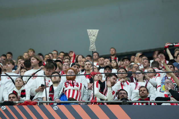 Fans, Ultras in der Kurve, Fankurve unterstützen ihre Mannschaft, Fahnen, Schal, Support, Alle in Weiß , Türkei, Fussball, UEFA Europa League, Finale, 2025 2026, SC Freiburg vs. Aston Villa, 20.05.2026, TüpraÅü Stadium, BeÅüiktaÅü Park, Istanbul Istanbul TüpraÅü Stadium, BeÅüiktaÅü Par Istanbul Türkei Copyright: xArnexAmbergx