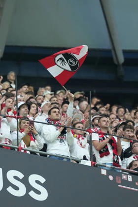 Fans, Ultras in der Kurve, Fankurve unterstützen ihre Mannschaft, Fahnen, Schal, Support, Alle in Weiß , Türkei, Fussball, UEFA Europa League, Finale, 2025 2026, SC Freiburg vs. Aston Villa, 20.05.2026, TüpraÅü Stadium, BeÅüiktaÅü Park, Istanbul Istanbul TüpraÅü Stadium, BeÅüiktaÅü Par Istanbul Türkei Copyright: xArnexAmbergx