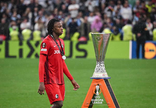 FUSSBALL EUROPA LEAGUE SAISON 2025 2026 Finale in Istanbul 21.05.2026 SC Freiburg - Aston Villa Enttaeuschnung SC Freiburg; Johan Manzambi geht am Europa League Pokal vorbei.