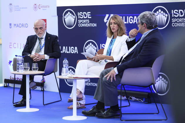 May 21, 2026, Madrid, Madrid, Spain: Javier Tebas, president of LaLiga, Cristina Villasante, a member of Ecija, and Juan Fernandez Tamames, a lawyer and secretary of the Criminal Compliance Committee at Telefonica Spain, are participating in a discussion on â€oeTechnology, Piracy, and Artificial Intelligence in Sports†during the ISDE Sports Convention at the Official College of Architects of Madrid on May 21, 2026, in Madrid, Spain. Madrid Spain - ZUMAa181 20260521_zaa_a181_014 Copyright: xIrinaxR.xHipolitox