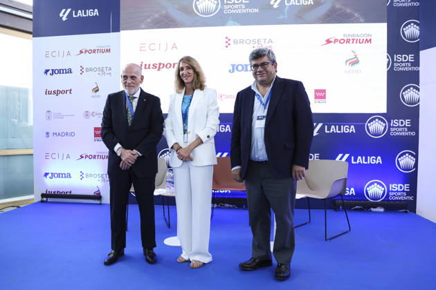 May 21, 2026, Madrid, Madrid, Spain: Javier Tebas, president of LaLiga, Cristina Villasante, member of Ecija, and Juan Fernandez Tamames, lawyer and secretary of the Criminal Compliance Committee at Telefonica Spain, pose for photo after a discussion on â€oeTechnology, Piracy, and Artificial Intelligence in Sports†during the ISDE Sports Convention at the Official College of Architects of Madrid on May 21, 2026, in Madrid, Spain. Madrid Spain - ZUMAa181 20260521_zaa_a181_027 Copyright: xIrinaxR.xHipolitox