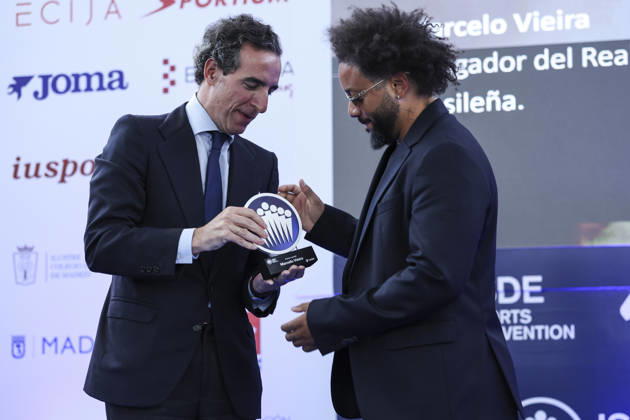 May 21, 2026, Madrid, Madrid, Spain: Marcelo Vieira, former soccer player, receives the Legend Award from Juan Jose Sanchez Puig, CEO of ISDE, during the 2026 ISC Awards Ceremony, which took place.as part of the ISDE Sports Convention at the Official College of Architects of Madrid on May 21, 2026, in Madrid, Spain. ISDE Sports Convention - ISC Awards Ceremony - ZUMAa181 20260521_zaa_a181_032 Copyright: xIrinaxR.xHipolitox
