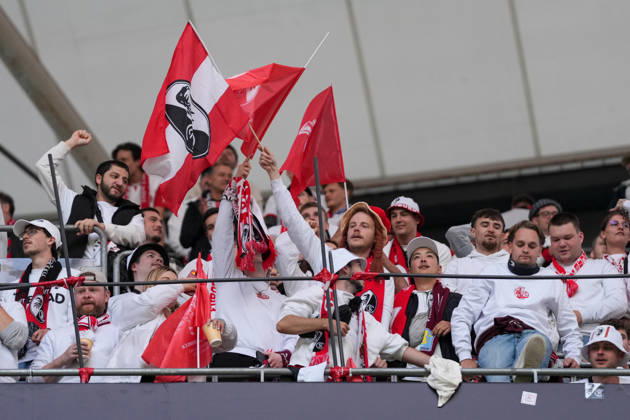 Fans, Ultras in der Kurve, Fankurve unterstützen ihre Mannschaft, Fahnen, Schal, Support, Alle in Weiß , Türkei, Fussball, UEFA Europa League, Finale, 2025 2026, SC Freiburg vs. Aston Villa, 20.05.2026, TüpraÅü Stadium, BeÅüiktaÅü Park, Istanbul Istanbul TüpraÅü Stadium, BeÅüiktaÅü Par Istanbul Türkei Copyright: xArnexAmbergx