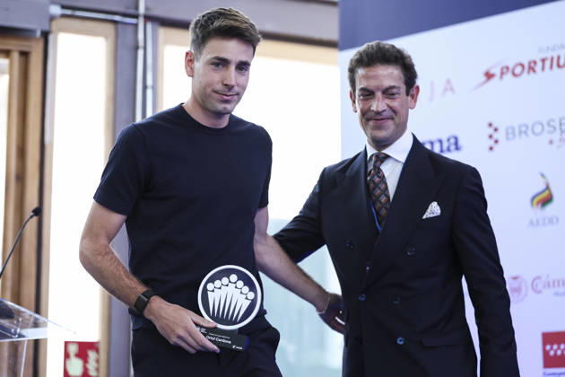 May 21, 2026, Madrid, Madrid, Spain: Oriol Carmona, Olympic skier, receives the Sports Achievement Award during the 2026 ISC Awards Ceremony, which took place.during the ISDE Sports Convention at the Official College of Architects of Madrid on May 21, 2026, in Madrid, Spain. Madrid Spain - ZUMAa181 20260521_zaa_a181_034 Copyright: xIrinaxR.xHipolitox