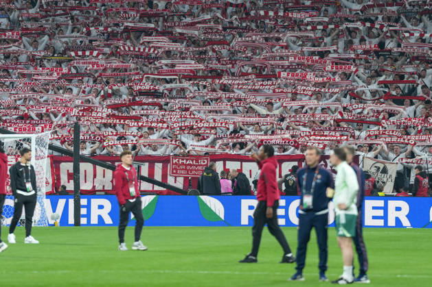 Fans, Ultras in der Kurve, Fankurve unterstützen ihre Mannschaft, Fahnen, Schal, Support, Alle in Weiß , Türkei, Fussball, UEFA Europa League, Finale, 2025 2026, SC Freiburg vs. Aston Villa, 20.05.2026, TüpraÅü Stadium, BeÅüiktaÅü Park, Istanbul Istanbul TüpraÅü Stadium, BeÅüiktaÅü Par Istanbul Türkei Copyright: xArnexAmbergx