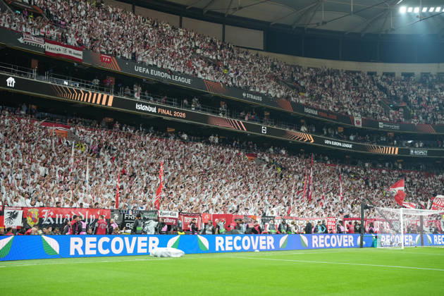 Fans, Ultras in der Kurve, Fankurve unterstützen ihre Mannschaft, Fahnen, Schal, Support, Alle in Weiß , Türkei, Fussball, UEFA Europa League, Finale, 2025 2026, SC Freiburg vs. Aston Villa, 20.05.2026, TüpraÅü Stadium, BeÅüiktaÅü Park, Istanbul Istanbul TüpraÅü Stadium, BeÅüiktaÅü Par Istanbul Türkei Copyright: xArnexAmbergx