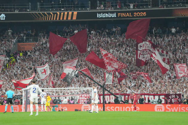 Fans, Ultras in der Kurve, Fankurve unterstützen ihre Mannschaft, Fahnen, Schal, Support, Alle in Weiß , Türkei, Fussball, UEFA Europa League, Finale, 2025 2026, SC Freiburg vs. Aston Villa, 20.05.2026, TüpraÅü Stadium, BeÅüiktaÅü Park, Istanbul Istanbul TüpraÅü Stadium, BeÅüiktaÅü Par Istanbul Türkei Copyright: xArnexAmbergx