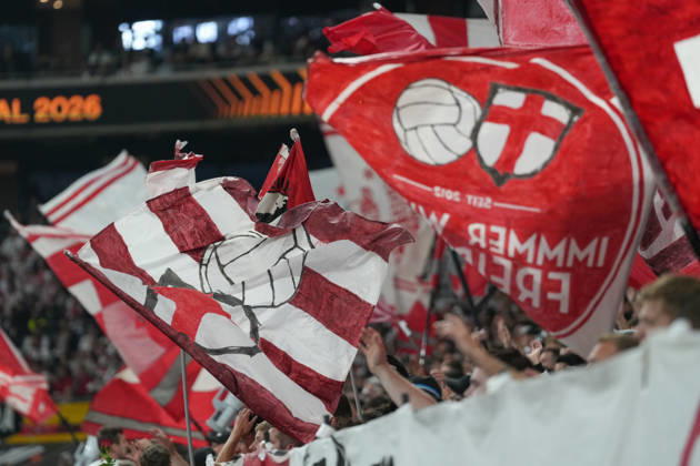 Fans, Ultras in der Kurve, Fankurve unterstützen ihre Mannschaft, Fahnen, Schal, Support, Alle in Weiß , Türkei, Fussball, UEFA Europa League, Finale, 2025 2026, SC Freiburg vs. Aston Villa, 20.05.2026, TüpraÅü Stadium, BeÅüiktaÅü Park, Istanbul Istanbul TüpraÅü Stadium, BeÅüiktaÅü Par Istanbul Türkei Copyright: xArnexAmbergx