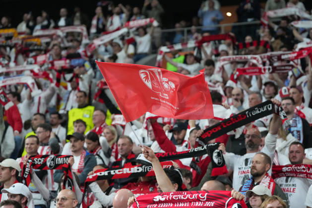 Fans, Ultras in der Kurve, Fankurve unterstützen ihre Mannschaft, Fahnen, Schal, Support, Alle in Weiß , Türkei, Fussball, UEFA Europa League, Finale, 2025 2026, SC Freiburg vs. Aston Villa, 20.05.2026, TüpraÅü Stadium, BeÅüiktaÅü Park, Istanbul Istanbul TüpraÅü Stadium, BeÅüiktaÅü Par Istanbul Türkei Copyright: xArnexAmbergx