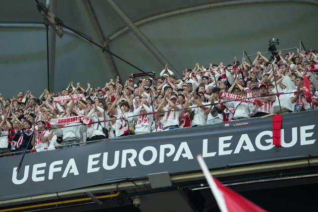 Fans, Ultras in der Kurve, Fankurve unterstützen ihre Mannschaft, Fahnen, Schal, Support, Alle in Weiß , Türkei, Fussball, UEFA Europa League, Finale, 2025 2026, SC Freiburg vs. Aston Villa, 20.05.2026, TüpraÅü Stadium, BeÅüiktaÅü Park, Istanbul Istanbul TüpraÅü Stadium, BeÅüiktaÅü Par Istanbul Türkei Copyright: xArnexAmbergx