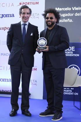May 21, 2026, Madrid, Madrid, Spain: Marcelo Vieira, former soccer player, and Juan Jose Sanchez Puig, CEO of ISDE, pose for photo during the 2026 ISC Awards Ceremony, which took place.as part of the ISDE Sports Convention at the Official College of Architects of Madrid on May 21, 2026, in Madrid, Spain. Madrid Spain - ZUMAa181 20260521_zaa_a181_052 Copyright: xIrinaxR.xHipolitox