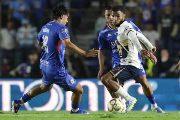May 21, 2026, Mexico City, Ciudad de Mexico, Mexico: Pedro Vite 45 of Pumas UNAM is pressured by Luka Romero 18 of Cruz Azul during the final first leg match between Cruz Azul and Pumas UNAM as part of the Torneo Clausura 2026 Liga MX at Estadio Ciudad de los Deportes on May 21, 2026 in Mexico City, Mexico. Mexico City Mexico - ZUMAe321 20260521_zsa_e321_074 Copyright: xIsmaelxRosasx