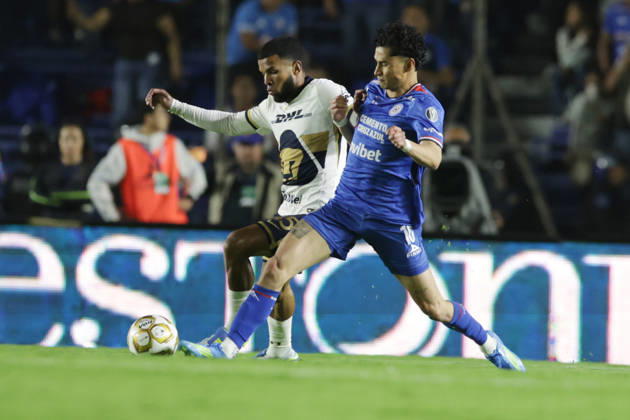 May 21, 2026, Mexico City, Ciudad de Mexico, Mexico: Pedro Vite 45 of Pumas UNAM and Angel Jeremy Marquez 16 of Cruz Azul battle for the ball during the final first leg match between Cruz Azul and Pumas UNAM as part of the Torneo Clausura 2026 Liga MX at Estadio Ciudad de los Deportes on May 21, 2026 in Mexico City, Mexico. Mexico City Mexico - ZUMAe321 20260521_zsa_e321_076 Copyright: xIsmaelxRosasx