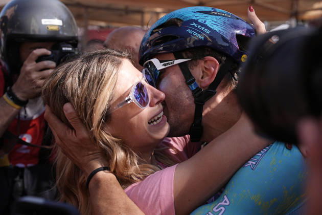 Italy™s Alberto Bettiol of XDS Astana Team winner of the stage kiss his girfriend during Stage 13 of the Giro d™Italia, from Alessandria to Verbania, Italy, Friday May 22, 2026. Copyright: xMarcoxAlpozzi LaPressex
