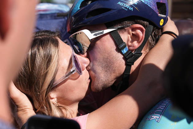 Italy™s Alberto Bettiol of XDS Astana Team winner of the stage kiss his girfriend during Stage 13 of the Giro d™Italia, from Alessandria to Verbania, Italy, Friday May 22, 2026. Copyright: xMarcoxAlpozzi LaPressex