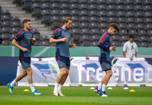 Fußball, Herren, Saison 2025 2026, 83. DFB-Pokal-Finale, FC Bayern München - VfB Stuttgart, Training am Vortag, im Bild: v. l. Josip Stanisic (Bayern München), Harry Kane (Bayern München), Joshua Kimmich (Bayern München), 22.05. 2026, Copyright: xMatthiasxKochx