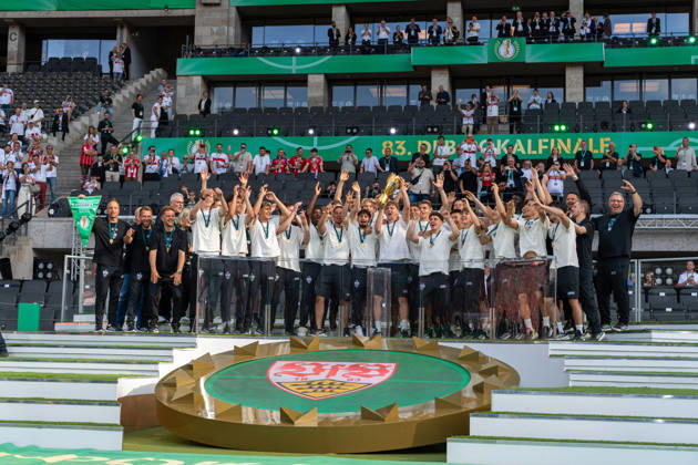 Pokaluebergabe der U19 VfB Stuttgart. Jubel Freude. GER, FC Bayern Muenchen vs. VfB Stuttgart, Fussball, Herren, DFB-Pokal, Finale, Spielzeit 2025 2026, 23.05.2026, DFL DFB REGULATIONS PROHIBIT ANY USE OF PHOTOGRAPHS AS IMAGE SEQUENCES AND OR QUASI-VIDEO, GER, FC Bayern Muenchen vs. VfB Stuttgart, Fussball, Herren, DFB-Pokal, Finale, Spielzeit 2025 2026, 23.05.2026 Berlin Copyright: xEibner-Pressefoto WolfgangxFrankx EP_WFK